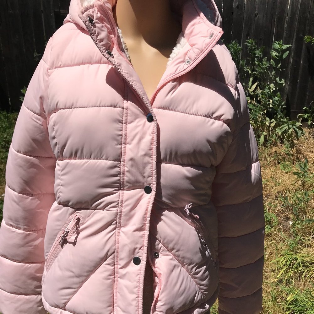 HOLLISTER PINK FAUX FUR-LINED HOODED PUFFER JACKET in Medium size baby pink